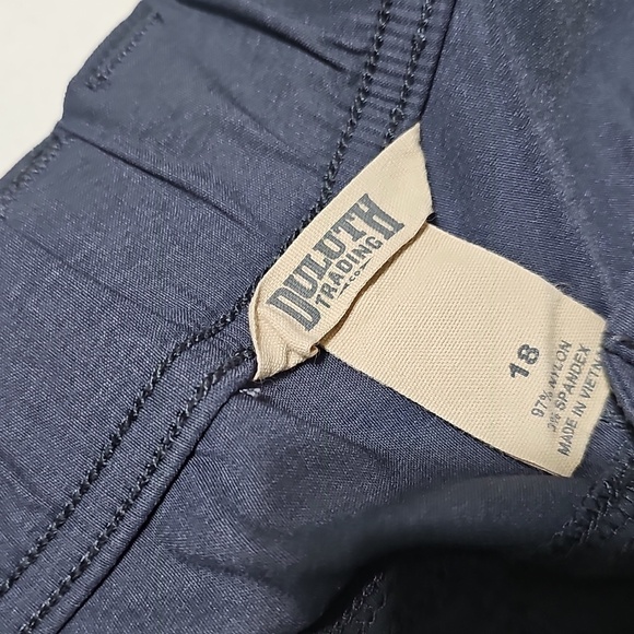 Duluth Trading Co Women's Gray Cargo Shorts Size 18 - Picture 2 of 3